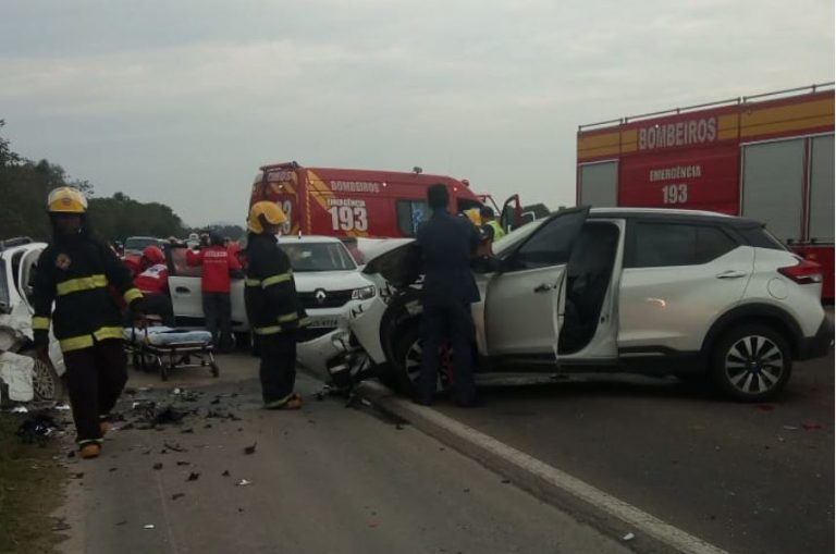 Acidente com 5 veículos deixa 1 morto e vários feridos na 470 em Ilhota