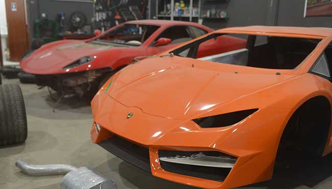 Polícia Civil faz busca em oficina que falsificava Ferrari e Lamborghini em Itajaí
