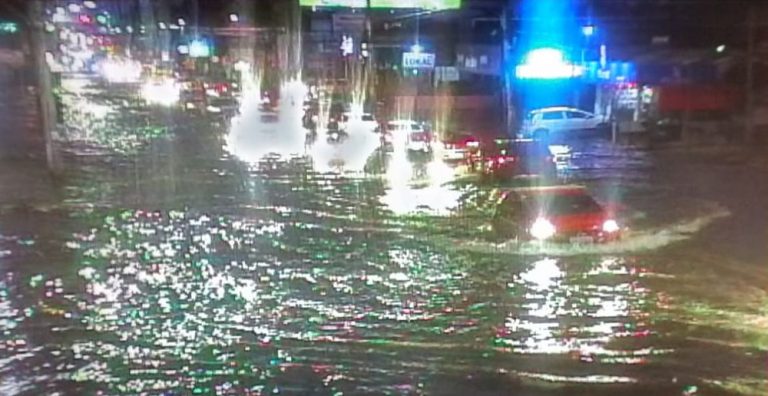 Maré alta volta a provocar alagamentos e complica trânsito em cidades de SC