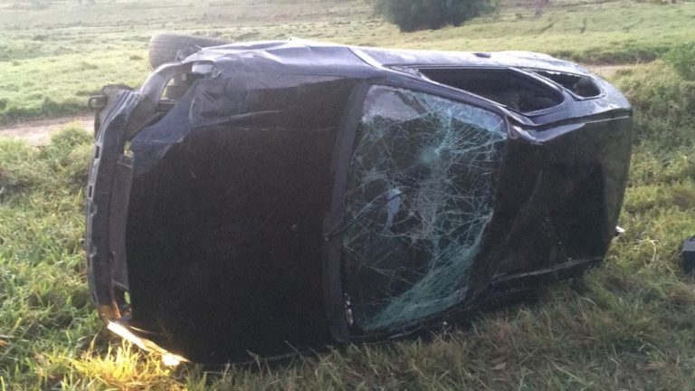 Duas pessoas ficam feridas após carro capotar em Navegantes