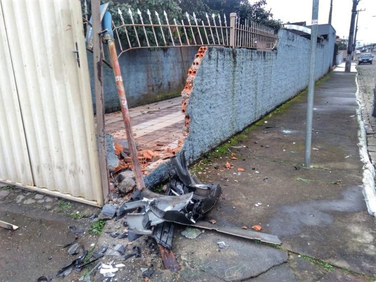 Bêbado é detido após carro em muro em Itajaí