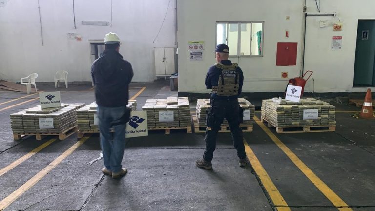 Mais 1,5 tonelada de cocaína é encontrada em carga de compensado no Porto de Itajaí