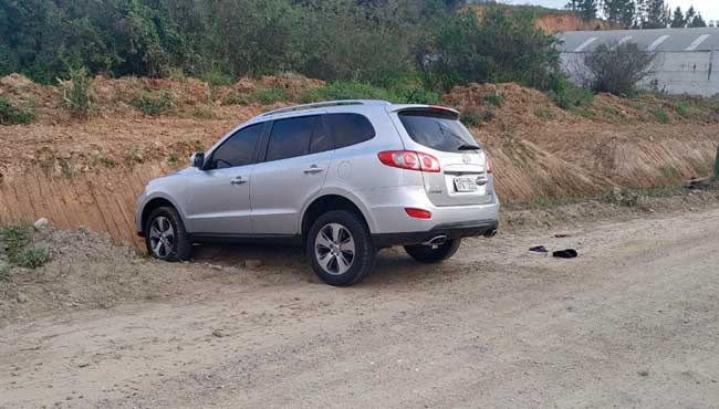 Mãe e filha pulam do carro em movimento pra fugir de bandidos