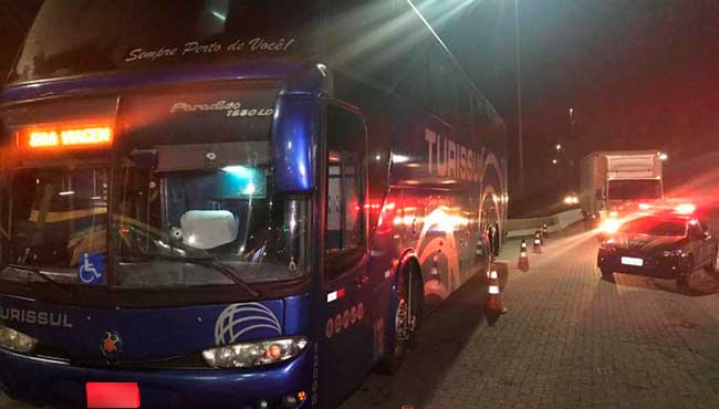 Ônibus de sacoleiros é assaltado na BR 101.