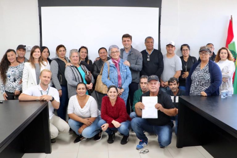 Município assina documentação para regulamentação fundiária de 18 famílias