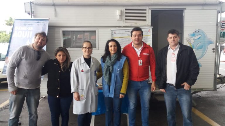 Trailer da saúde está com vacinas de sarampo e febre amarela no pátio do Fort