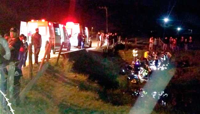 Carro cai de ponte e mata duas pessoas no interior de Camboriú