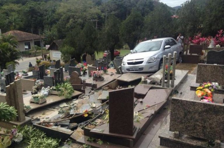 Carro desgovernado invade cemitério e destrói túmulos