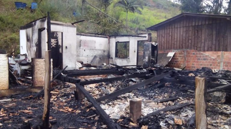 Homem incendia a casa de ex-namorada e família precisa de ajuda