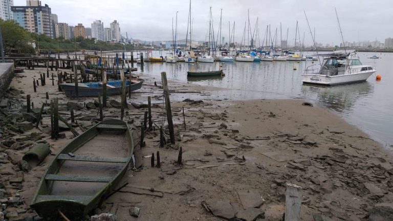 Fotos: Maré seca volta a atingir o litoral de Santa Catarina