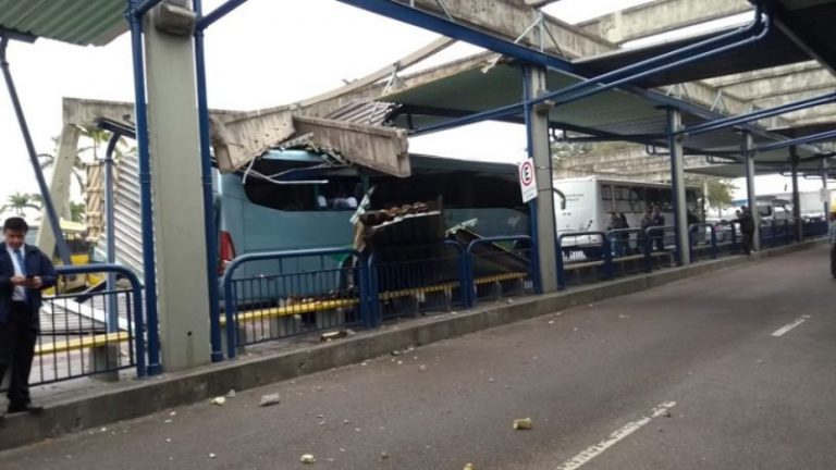 Cobertura do Terminal Urbano desaba após ser atingida por caminhão em Floripa