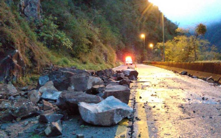 Desmoronamento de pedras deixou a Serra do Rio do Rastro parcialmente interditada