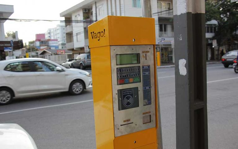 Parquímetros do estacionamento rotativo começam a ser instalados em BC