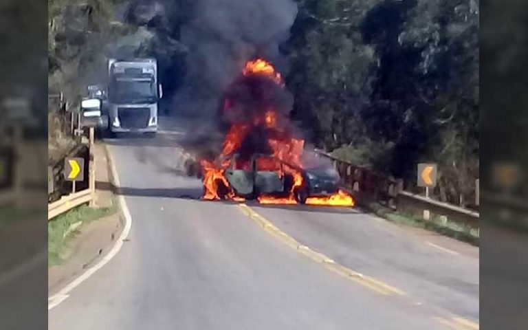 Tentativa de assalto a dois carros-forte tem tiroteio e veículo é incendiado