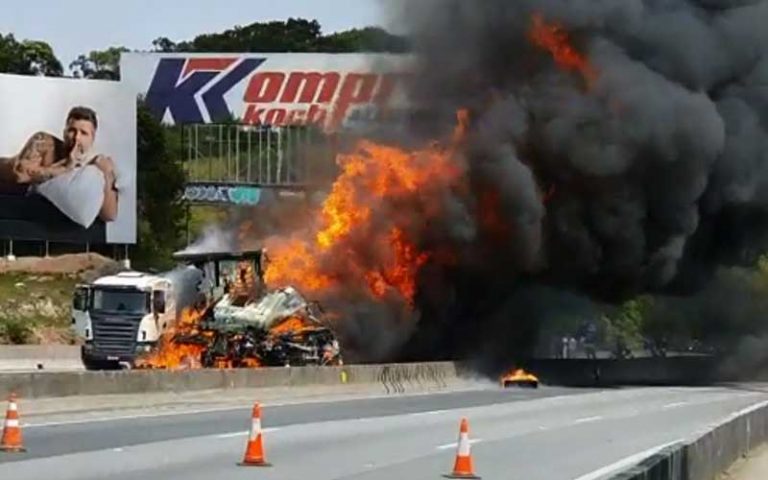 Vídeo: Carreta pega fogo após colisão e pistas da BR-101 são interditadas em Itapema