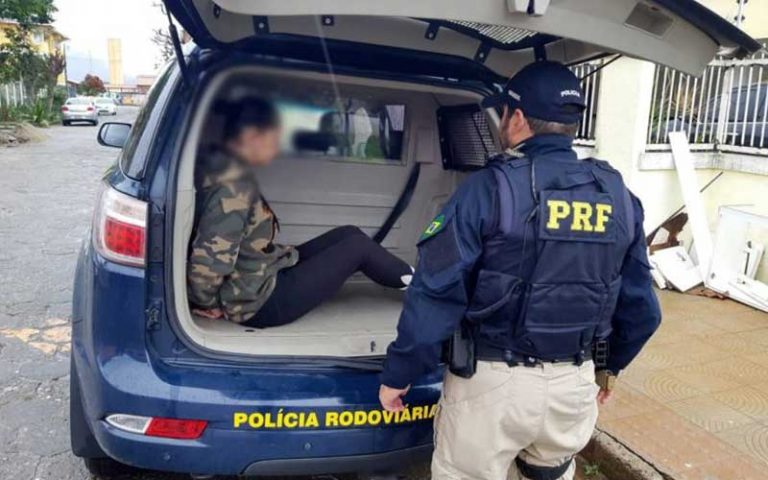 Mulher é presa ao tentar se passar por policial e dar golpe em pousada
