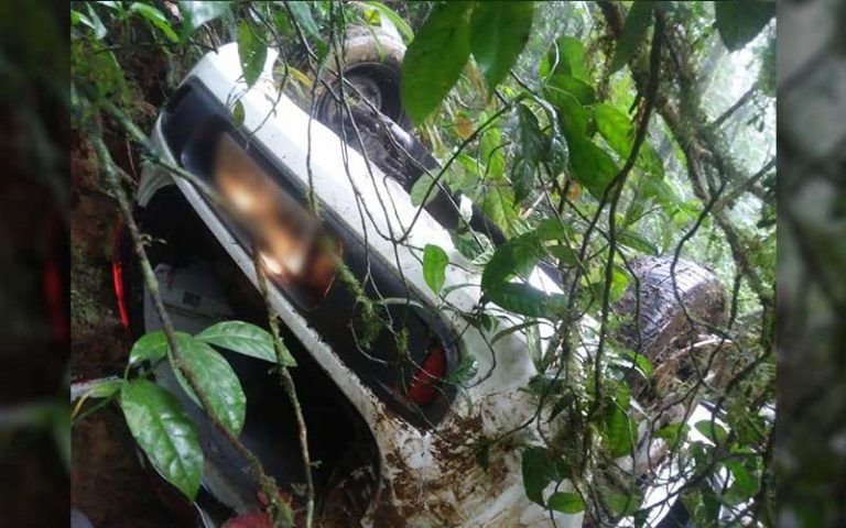 Carro cai na Serra Dona Francisca e casal de idosos fica horas ferido em ribanceira