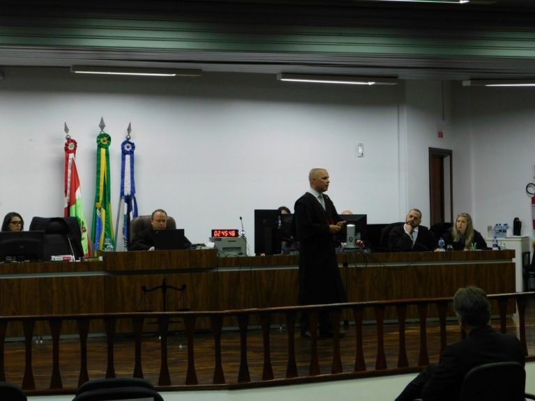 Jurados inocentam homem por ter jogado álcool no filho de dois meses