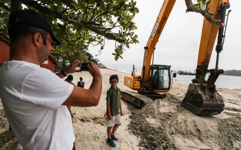 Alargamento da faixa de areia não impede dia de praia em Canasvieiras