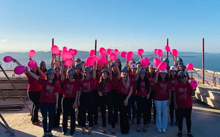Ação do outubro rosa no topo do prédio mais alto do Brasil