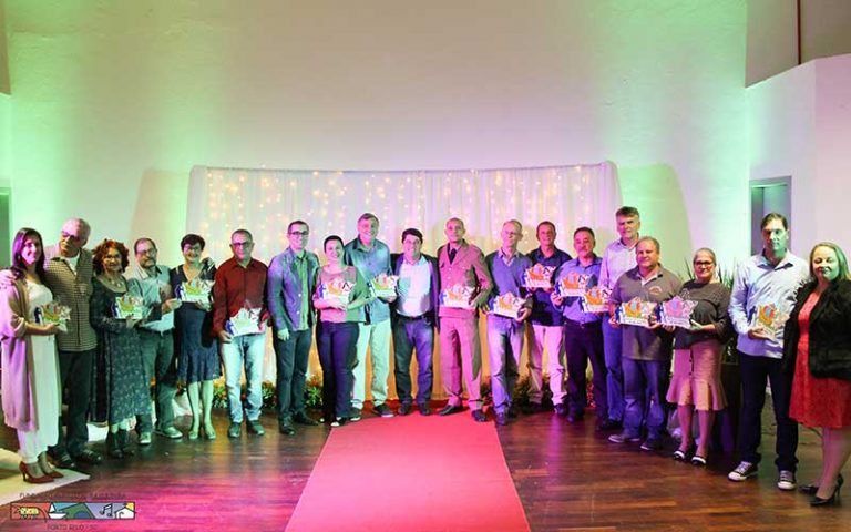 Nativos e Adotados são homenageados em Porto Belo