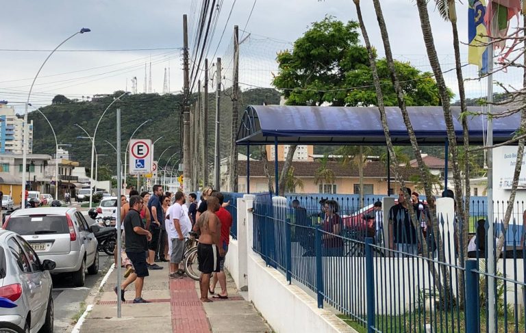 URGENTE: Adolescente invade escola e joga rojões contra crianças em Itajaí