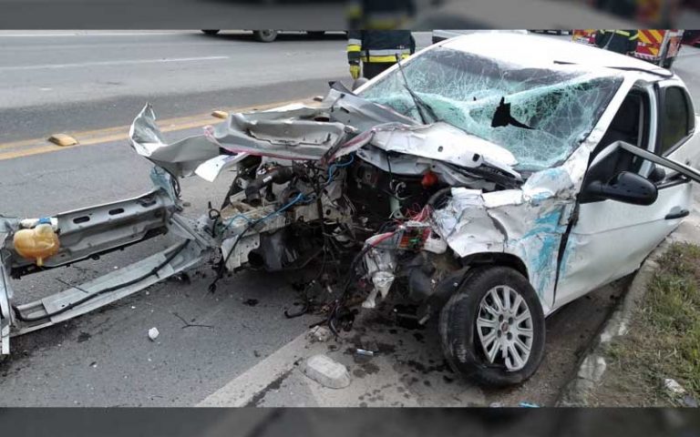 Mais um: Acidente entre carro e carreta deixa dois feridos no trevo de Luis Alves