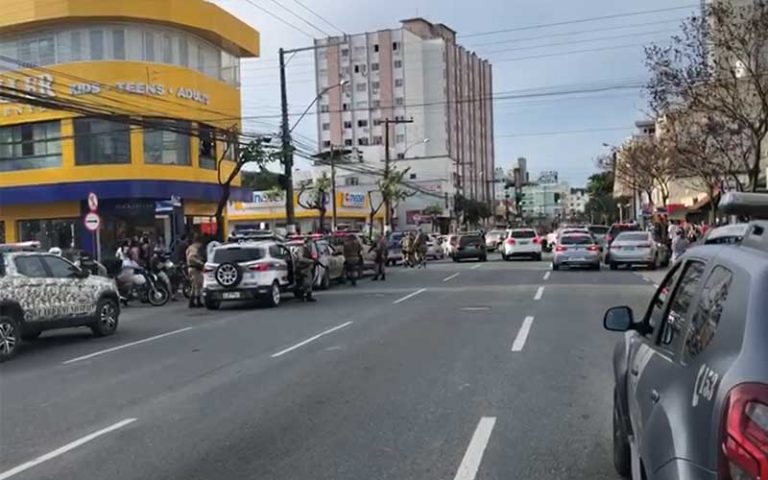 Bandidos invadem agência do Santander em BC