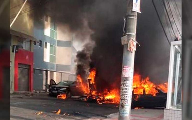 Avião de pequeno porte cai sobre carros no meio da rua e mata três