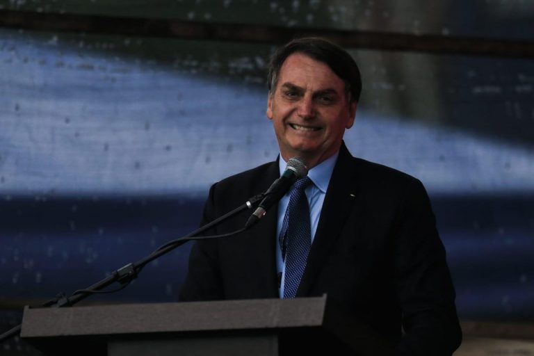 Bolsonaro fala sobre compra de imóveis por parentes supostamente com dinheiro vivo