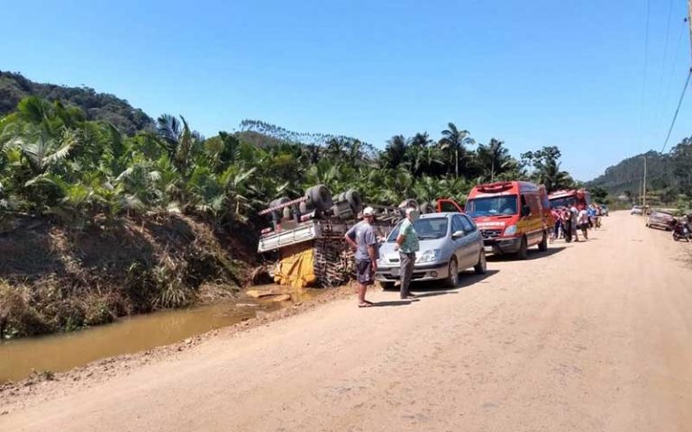 Caminhão carregado com bananas capota e deixa vítimas em Luiz Alves