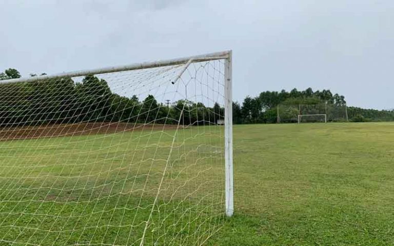 Raio cai durante partida de futebol, mata um e fere 14 no RS