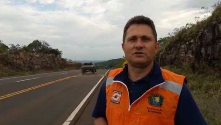 Vídeo de entrevista flagra carro voando ao passar por lombada