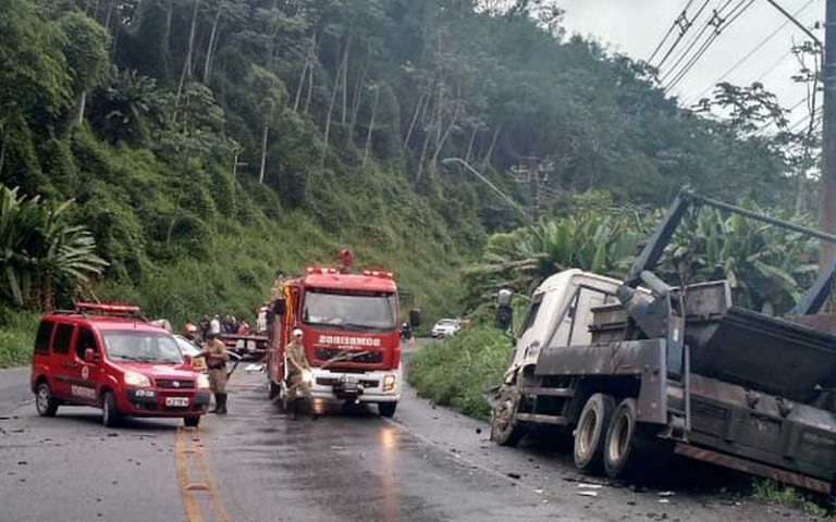 Homem morre em acidente entre carro e caminhão
