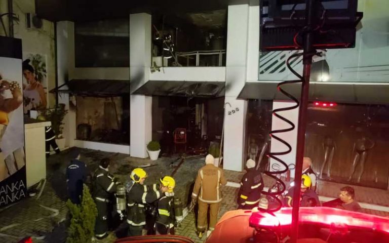 Incêndio destrói duas lojas em Ilhota