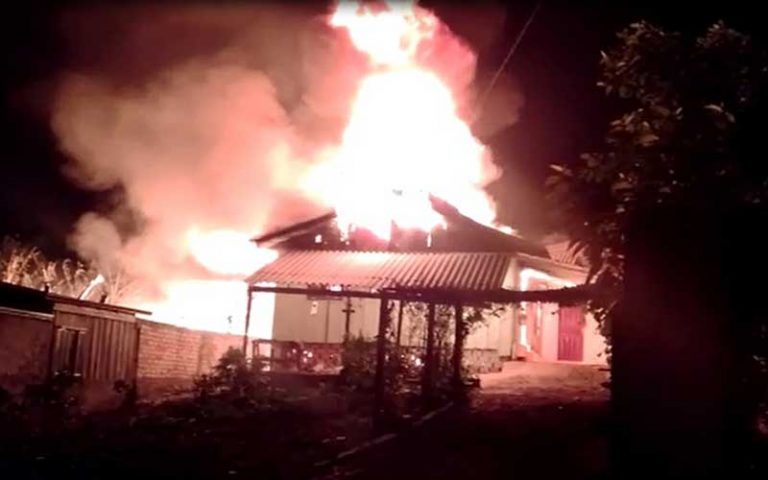 Mãe se tranca com três crianças dentro de casa e ateia fogo na residência