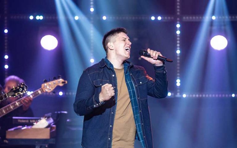 Ex-goleiro Jackson Follmann participa do reality show Popstar