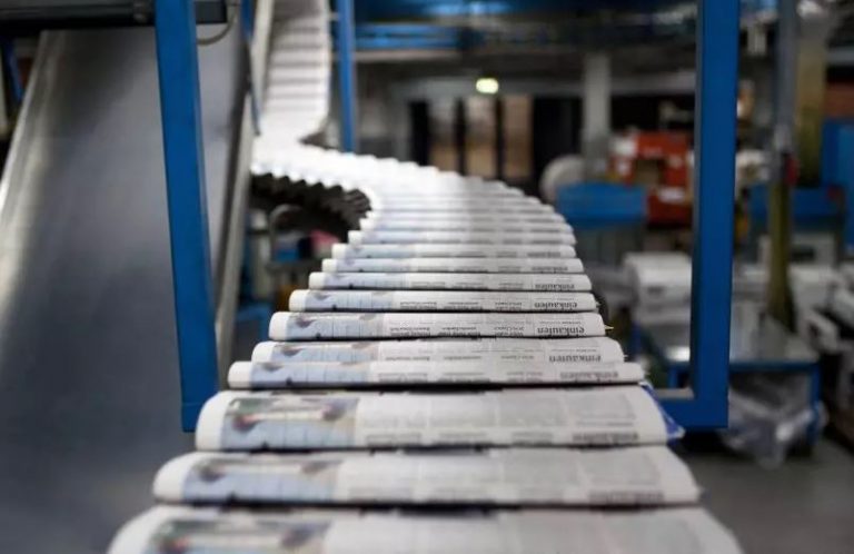 Maior rede de SC encerra distribuição diária de jornais impressos