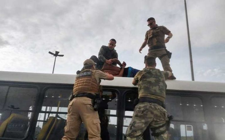 Homem tenta assaltar PM, foge e é preso em cima de ônibus