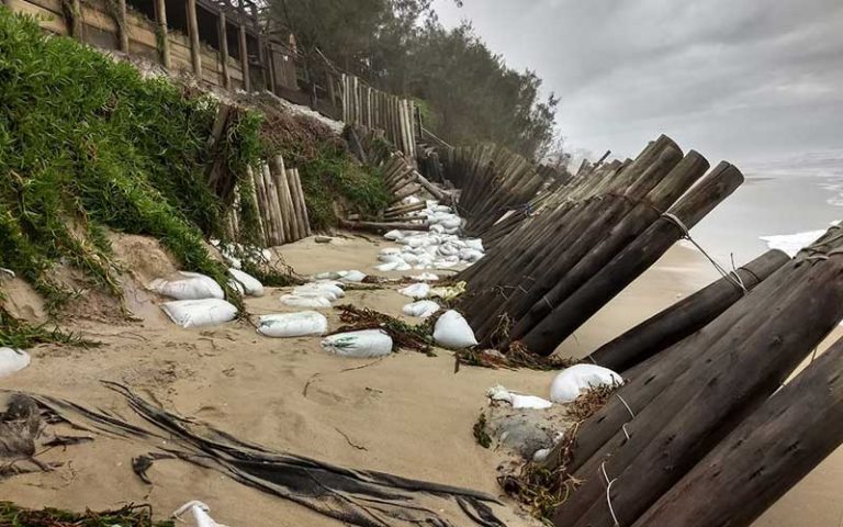 Mar agitado causa estragos em praias de SC