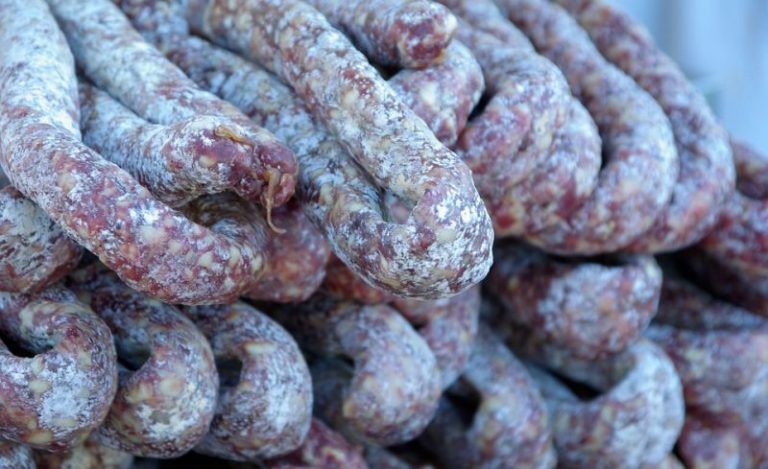 Família é presa por matar cachorros e gatos para vender carne em feira