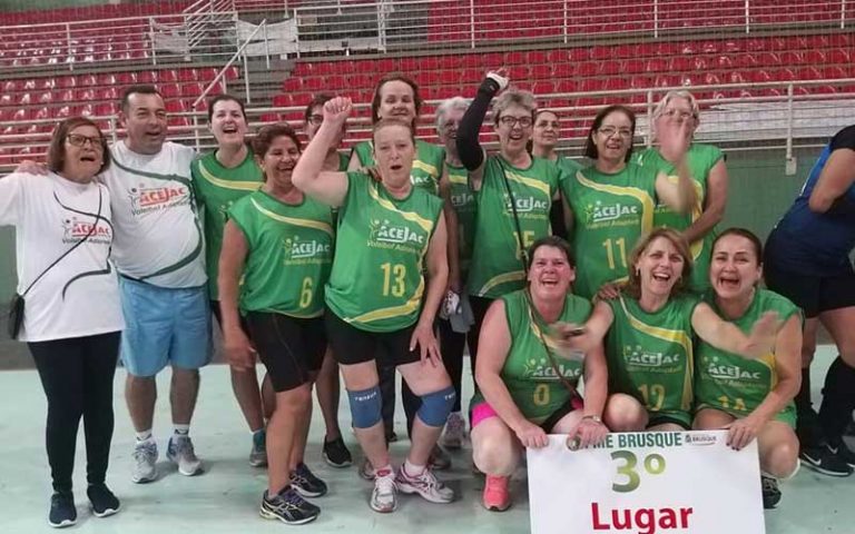Vôlei adaptado de Camboriú conquista medalhas em campeonato estadual