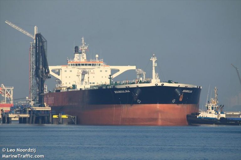 Navio grego é responsável por vazamento de petróleo no nordeste