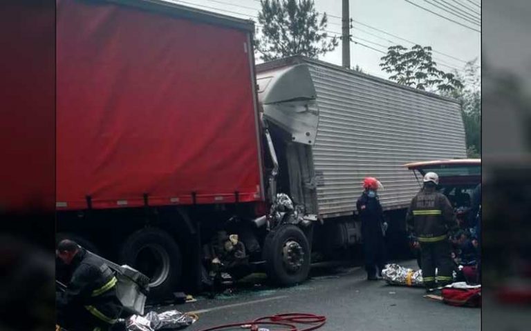 Motorista fica ferido após bater caminhão em carreta parada