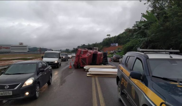 Caminhão carregado com MDF tomba e deixa trânsito lento na BR-470