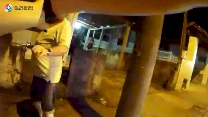 Vídeo: Em abordagem, homem atira contra PM e acaba morto