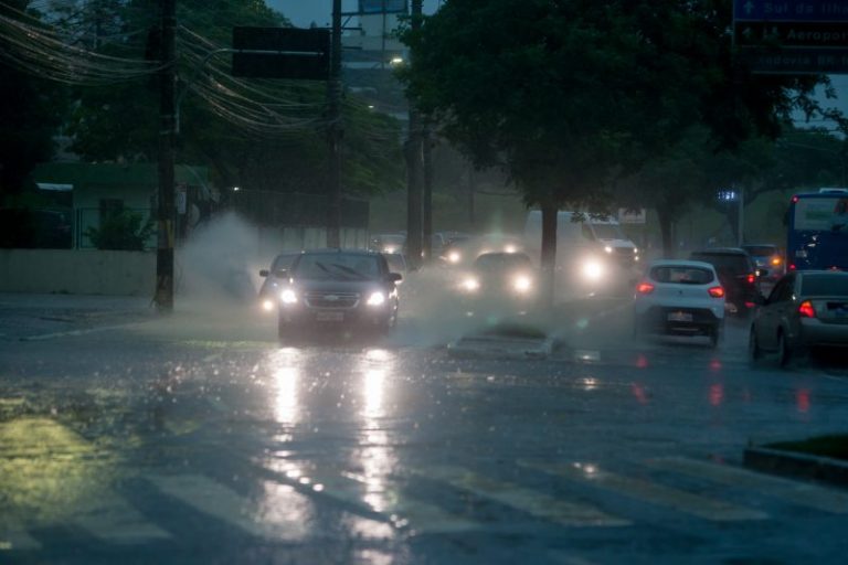 Domingo com temporais em todas as regiões de SC