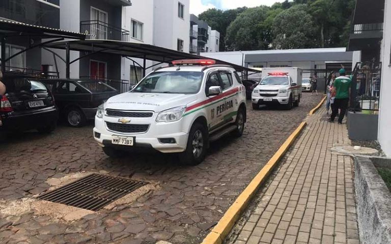 Homem mata a esposa, a filha e comete suicídio