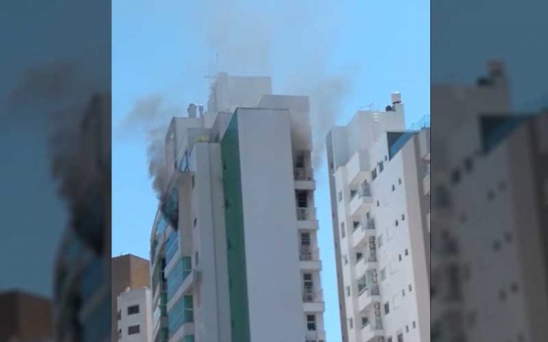Triciclo elétrico carregando causa incêndio no Centro de BC