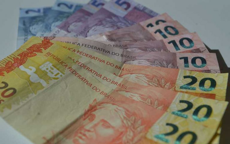 Governo reduz para R$ 1.031 estimativa de salário mínimo para 2020